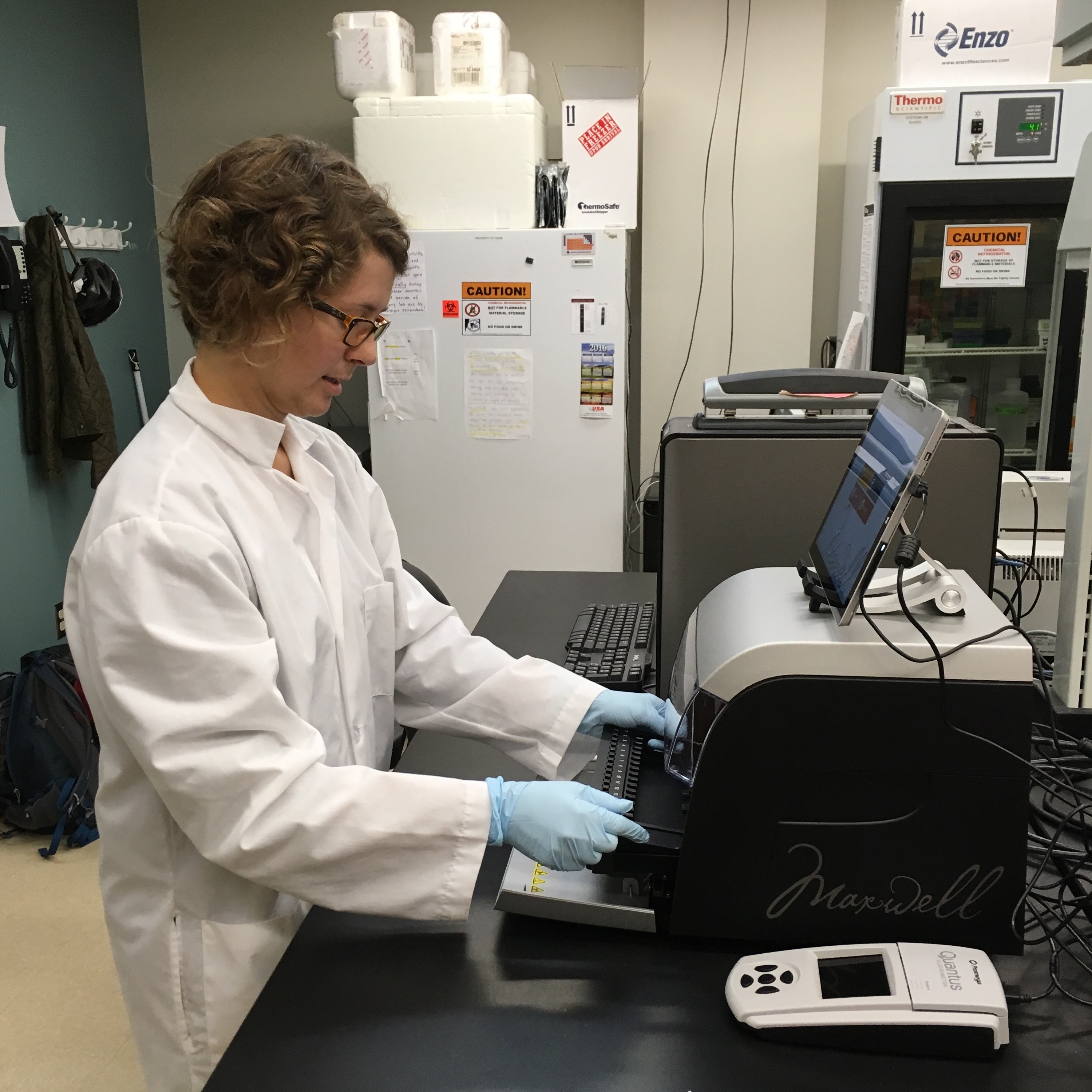 CISAB Lab Director extracting RNA or DNA using the Maxwell machine.